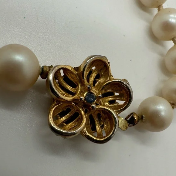 Vintage gold tone flower clasp faux crème colored pearl necklace - Picture 6 of 6